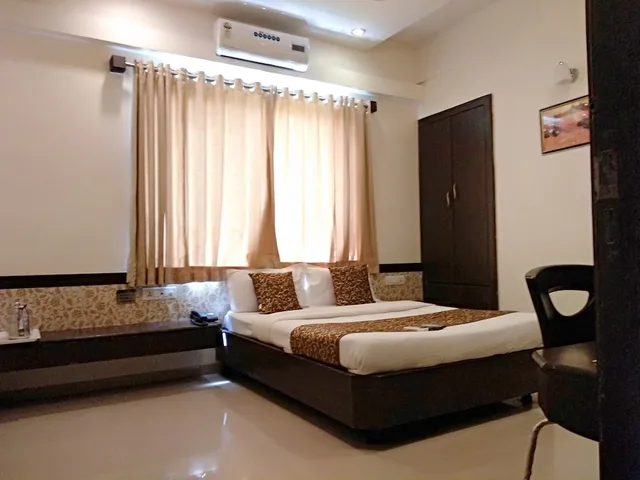 غرفة قياسية بسرير مزدوج، Hotel Sai Grand Castle Inn 1/3