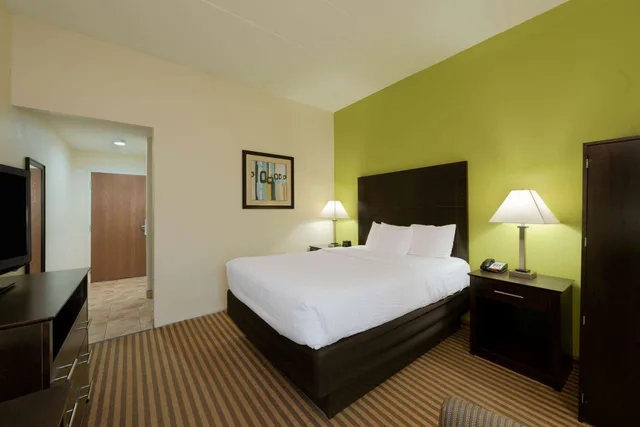 غرفة ديلوكس بسرير كينج، City Express By Marriott Grove City 1/3