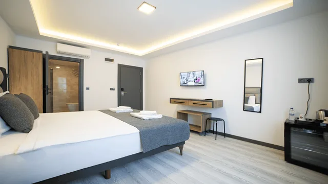 Multiple Bedrooms, Family, Double and Twin Beds, City View، Kriti Hotel 1/2