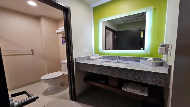 غرفة قياسية بسرير كينج لذوي الإعاقة، Holiday Inn Express & Suites Mexicali 5/7