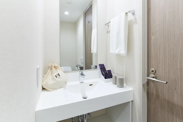 غرفة ركنية بسريرين منفصلين مع أريكة، hotel MONday Akihabara Asakusabashi 4/6