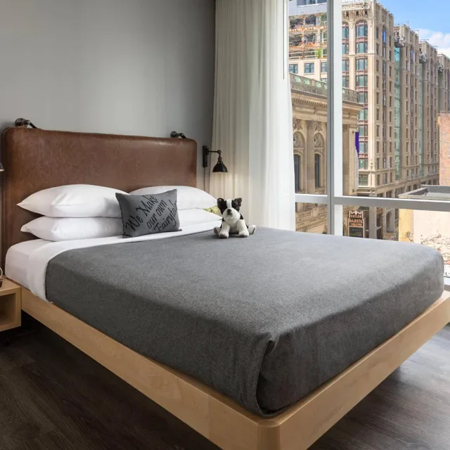 Backstage, Guest Room, Queen Bed، Moxy Boston Downtown 2/10