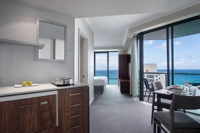 Ocean, Deluxe, Studio, King Bed، Mantra Legends Surfers Paradise 10/10
