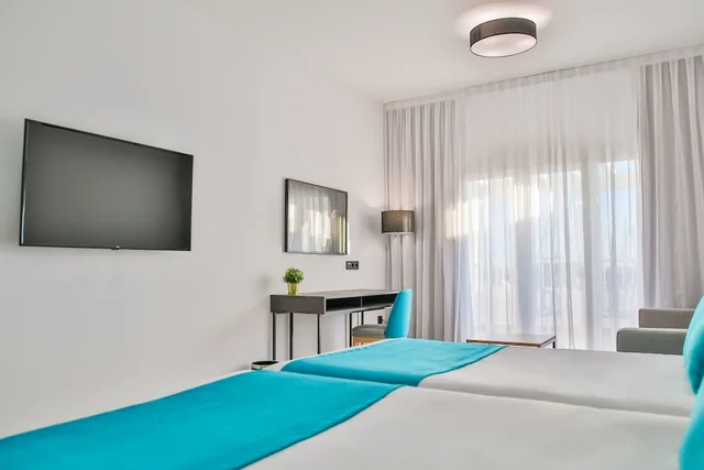 غرفة بريميوم بسريرين منفصلين بإطلالة على المرفأ بشرفة، Moon Hotel Spa 5/9