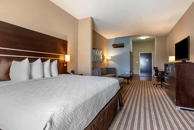 جناح عائلي بسرير كينج وسرير كوين بغرفتي نوم، Best Western Plus North Odessa Inn and Suites 1/3