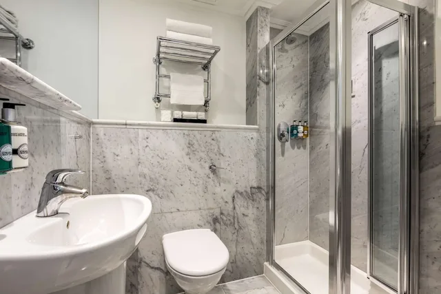Renovated, Superior, Twin Beds، Radisson Blu Hotel, London Tottenham Court Road 6/9