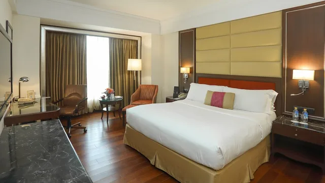 غرفة كلاسيكية بسريرين منفصلين بإطلالة على المسبح مع دخول صالة النادي، Eros Hotel New Delhi, Nehru Place 1/4