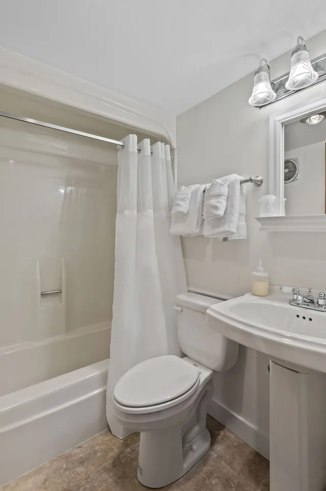 Room, 1 Single and 2 Double Beds، Hartness House Inn 2/2
