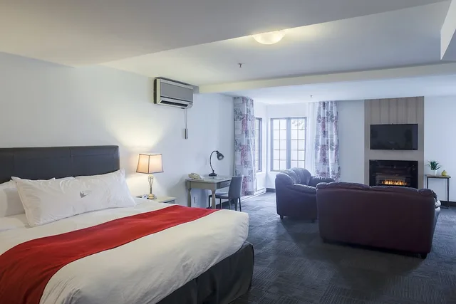 Deluxe, King Bed, Riverside, Jetted Tub، L Auberge Du Lac St Pierre 1/5