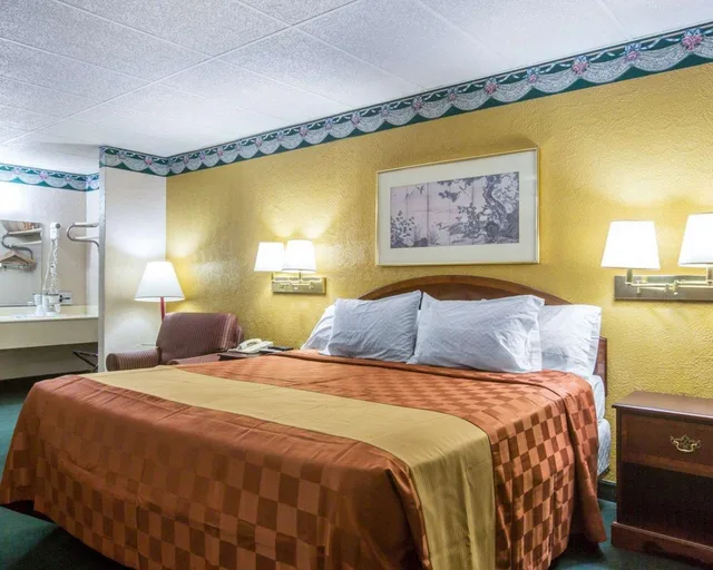 غرفة بسرير كينج، Rodeway Inn Gadsden - Attalla 1/3