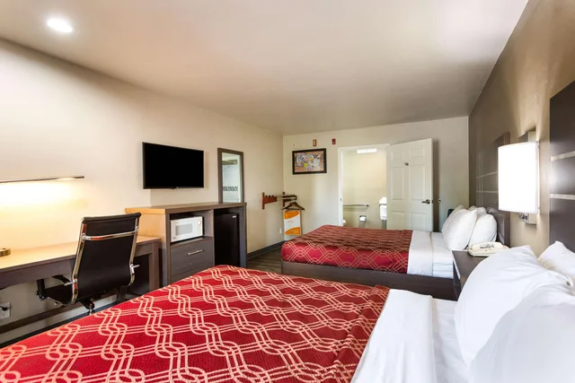 غرفة رباعية بسرير كوين لذوي الإعاقة، Econo Lodge Inn & Suites Murfreesboro Shopping District 1/3
