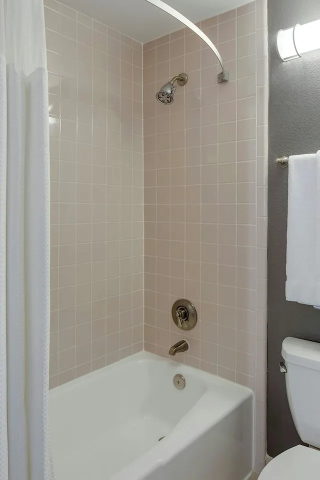 غرفة بسرير كينج في طابق مرتفع، COURTYARD BY MARRIOTT LOGAN AIRPORT 4/8
