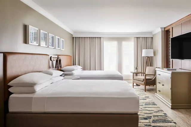 غرفة بسرير كينج مع أريكة، San Antonio Marriott Rivercenter on The River Walk 1/8