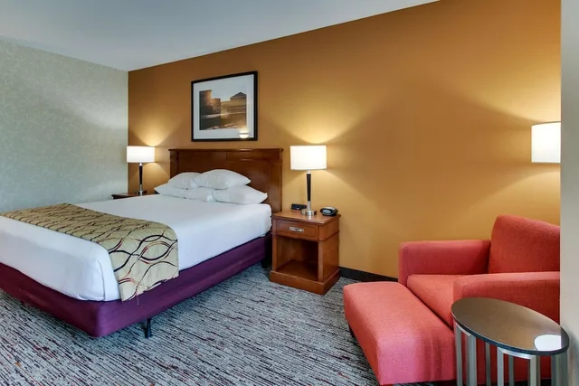 غرفة بسرير كينج في طابق مرتفع، Drury Inn and Suites Meridian 3/5