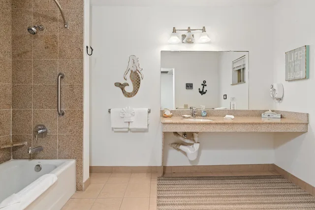 Beach, Efficiency, King Bed، Beach House Inn & Suites 2/2