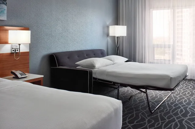 غرفة بسرير كينج مع أريكة، Delta Hotels By Marriott Waterloo 3/4