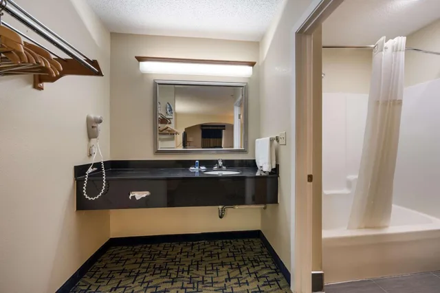 غرفة بسرير كينج للمدخنين، SureStay Hotel by Best Western Meridian 9/10