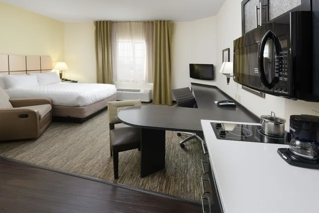 جناح بسرير كوين بغرفة نوم واحدة مع أريكة، Candlewood Suites Odessa 1/4
