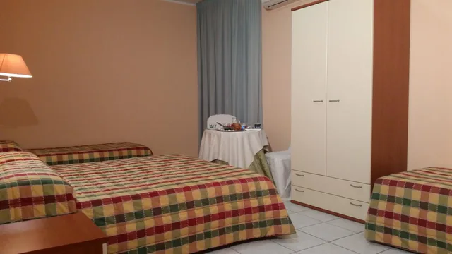 غرفة رباعية، Hotel Leon 5/8