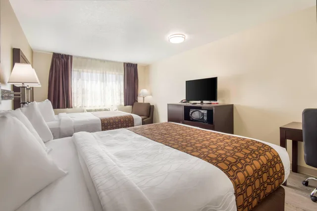 غرفة بسريرين كوين، Econo Lodge Umatilla Columbia River Area 2/5