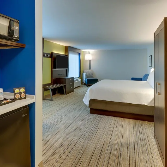 جناح بسرير كينج مع أريكة لذوي الإعاقة، Holiday Inn Express & Suites Corbin, an IHG Hotel 3/9