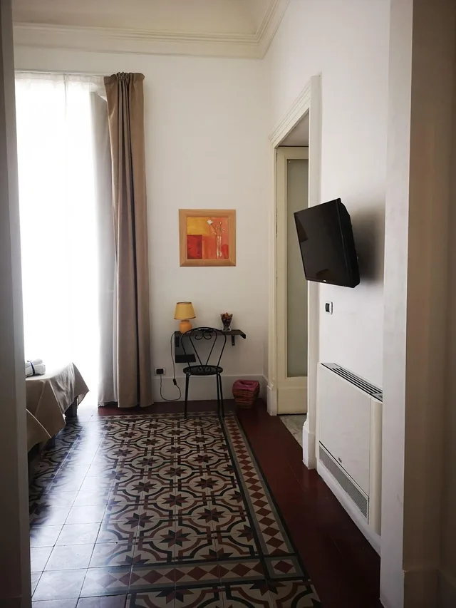 جناح جونيور، Hotel Valentino 4/5