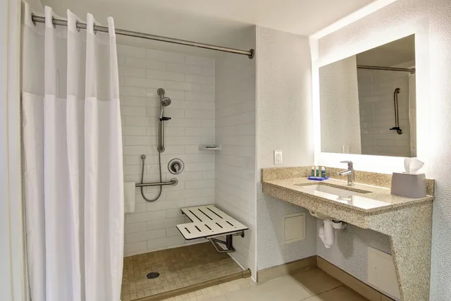 غرفة قياسية بسريرين كوين لذوي الإعاقة، Holiday Inn Express Hotel & Suites Toronto Markham 4/4