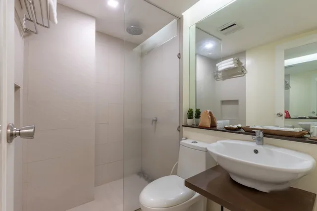 غرفة قياسية بسرير مزدوج، The Selah Garden Hotel 2/2
