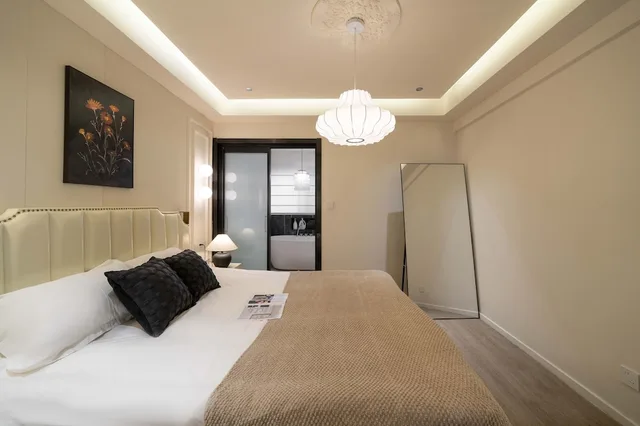 2 Bedrooms, Senior, Apartment, 1 Queen and 2 Double Beds, Bathtub, Book and Bed-People's Square 8/10