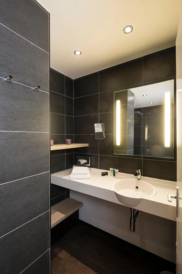 غرفة بسريرين منفصلين بإطلالة على المدينة، Thalazur Antibes - Hotel & Spa 6/6