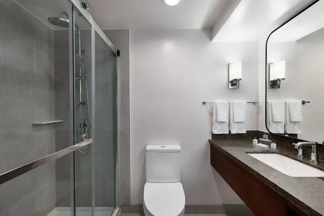 غرفة قياسية بسريرين كوين لذوي الإعاقة، Crowne Plaza College Park Washington DC 5/6