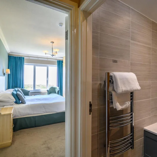غرفة بسرير مزدوج بإطلالة على البحر بشرفة، Trefeddian Hotel 5/5