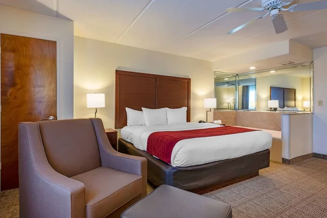 غرفة بسرير كينج مع أريكة بحوض جاكوزي، Comfort Inn Kissimmee Lake Buena Vista South 2/10