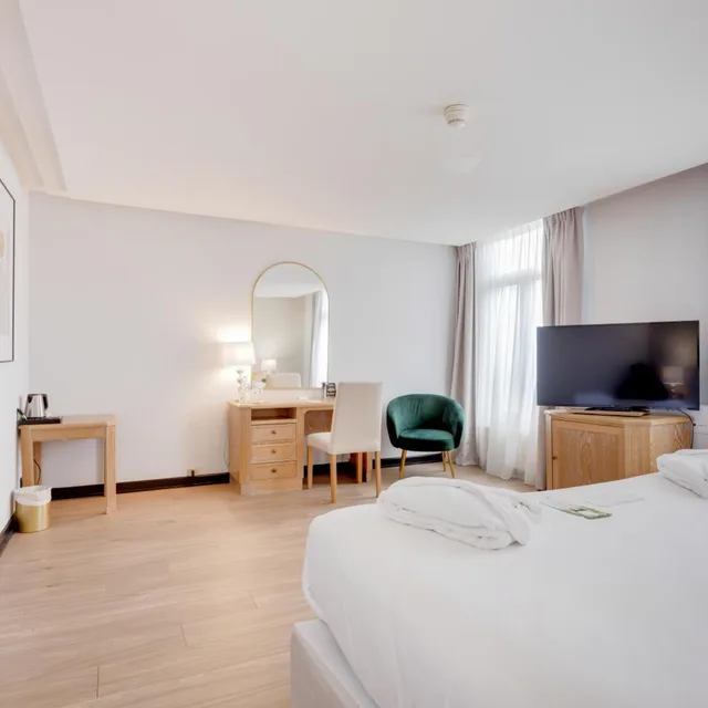 Room, Queen Bed, Street View، Best Western Plus Le Picardy Hotel & Spa 2/10