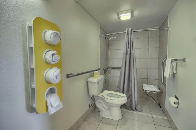 غرفة بسريرين كوين للمدخنين لذوي الإعاقة، Motel6 Lima, OH 6/7