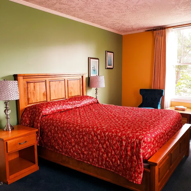 غرفة قياسية بسرير كوين، James Bay Inn Hotel Suites Cottage 1/5