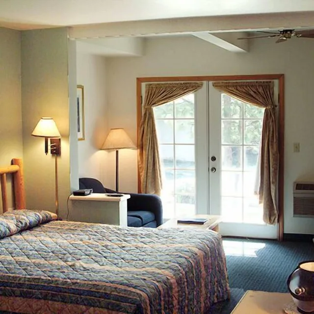 غرفة بسريرين كوين بإطلالة، Edgewater Inn Shady Cove 1/2