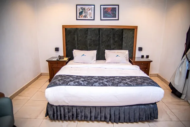 Diplomat, Suite, King Bed, Sofa، Caledonian Suites 2/2