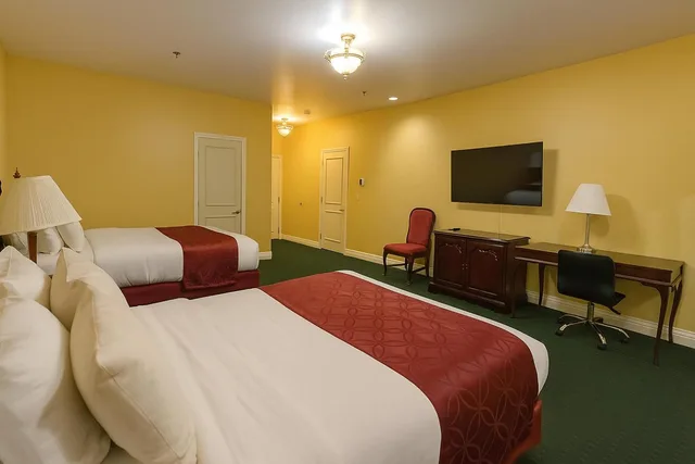 غرفة بسريرين كوين لذوي الإعاقة، Carlyle Hotel 2/8
