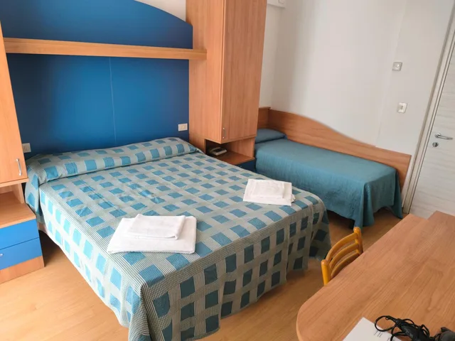 غرفة ثلاثية، Hotel Midi 5/10