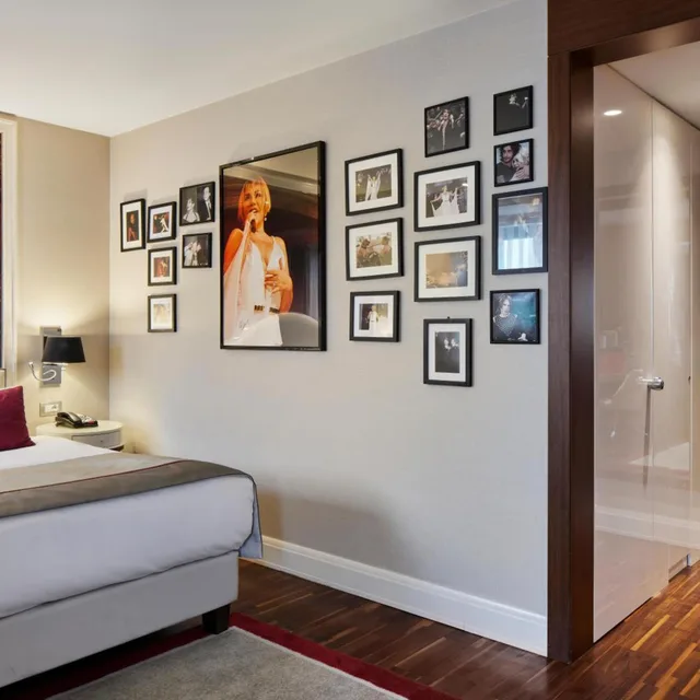 Sezen Aksu, Suite, King Bed، TITANIC Gendarmenmarkt Berlin 4/6
