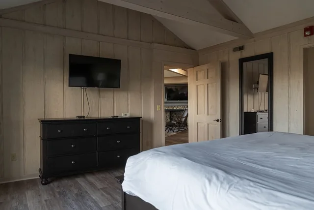 Suite, 1 King and 2 Queen Beds, The Inn at Crestwood 5/10