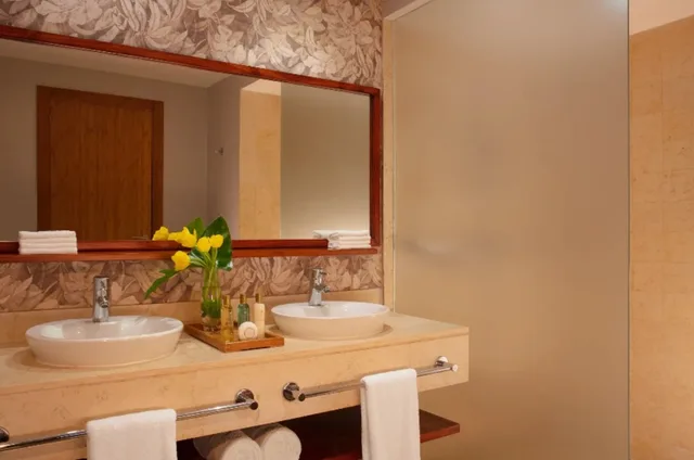 غرفة بسرير مزدوج بإطلالة جزئية على البحر، Dreams Royal Beach (former Now Larimar) 2/2