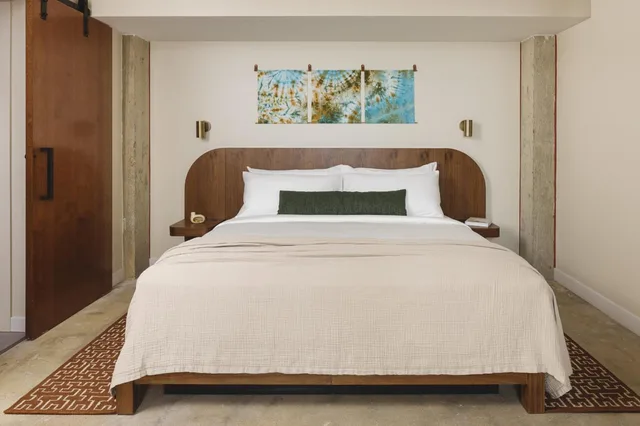 جناح بسرير كينج بشرفة مع أريكة، Drift Nashville a Member of Design Hotels 1/2