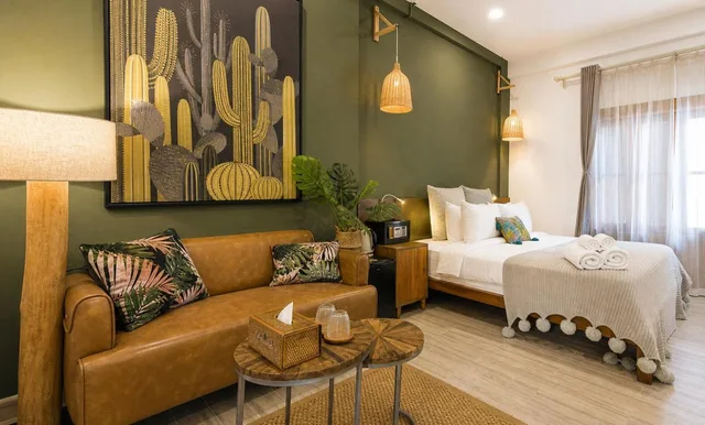 Room, King Bed, Garden View, Yolo Bangkok Boutique Hotel 7/10