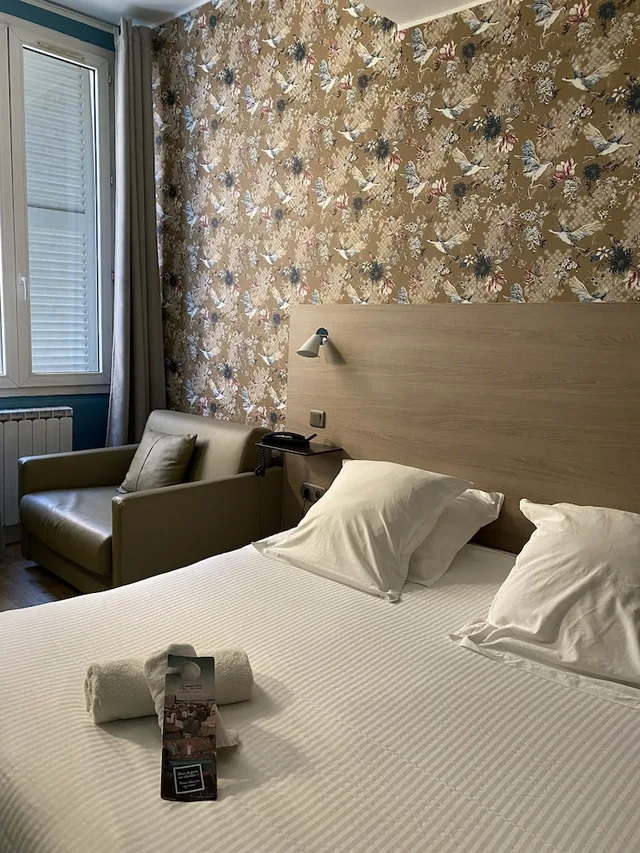 غرفة ثلاثية بسرير مزدوج وسرير فردي، Grand Hôtel Dauphiné 2/5