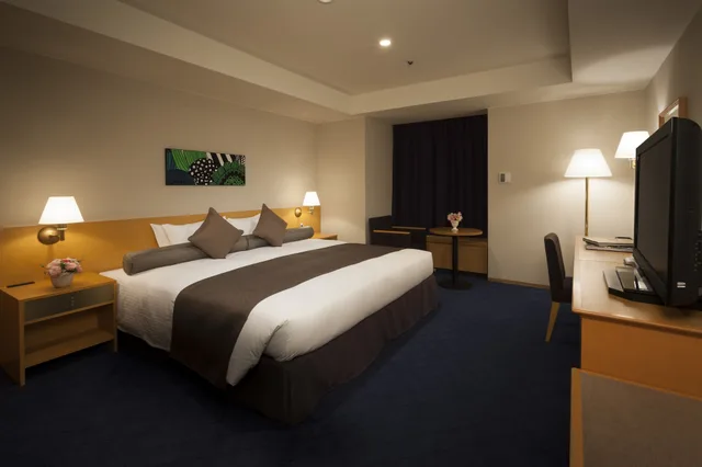 Room, King Bed, East Wing, Corner، Sapporo Grand Hotel 3/7