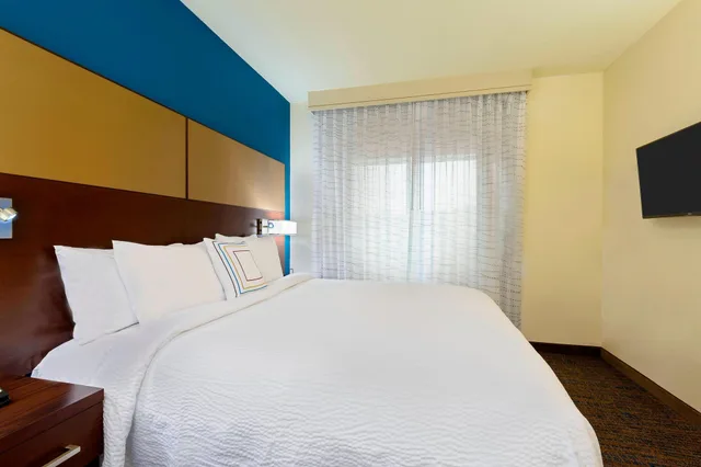 جناح بسرير كينج بغرفة نوم واحدة مع أريكة، Residence Inn Fort Myers at I-75 and Gulf Coast Town Center 1/5