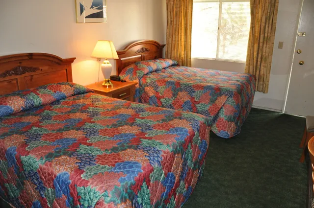 جناح عائلي بسريرين مزدوجين وسرير بطابقين، Cedar Inn & Suites 3/3