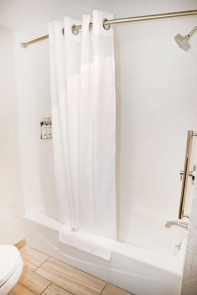 غرفة بسرير مزدوج بحوض استحمام لذوي الإعاقة، Holiday Inn Express Detroit-Birmingham 2/4